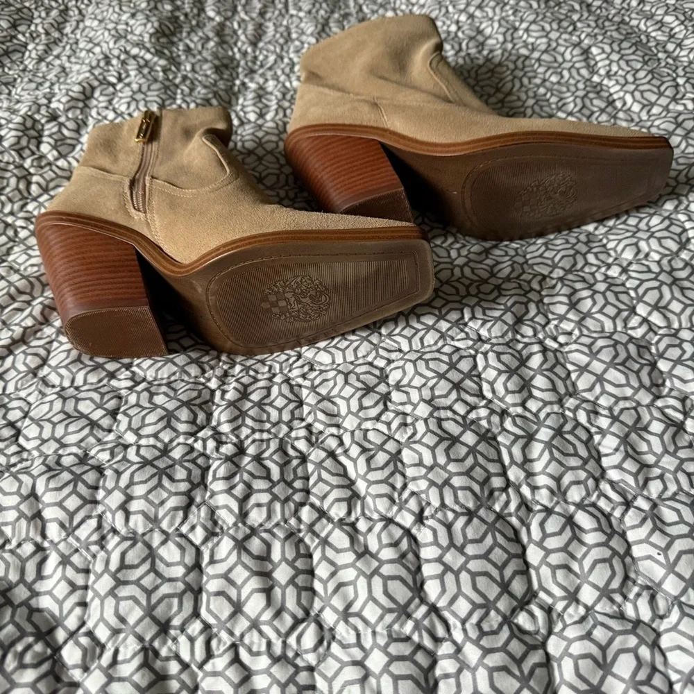 Vince Camuto Amtindo Tan Ankle Boots Worn Once Sueded Leather Side Zip Sz 6.5